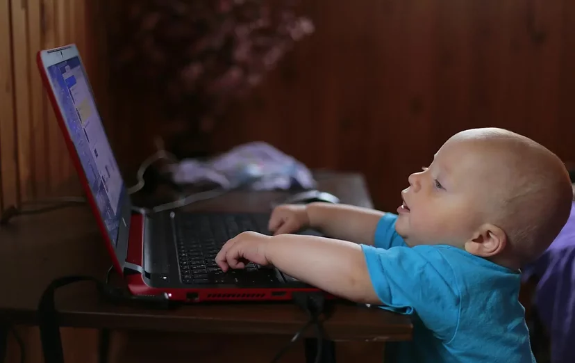 ChatGPT ou les apprenants ? Qui doit produire en premier ?
